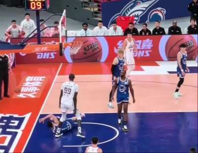 [Highlight] Tacko Fall posterizes a man in a game in China