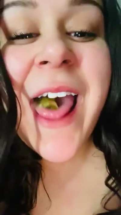 This putA eats kiwi ? with the peel