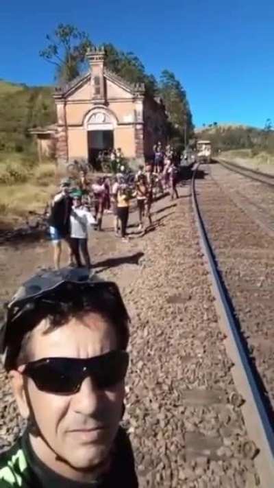 Watch the train! Then looks away. ?‍♂️