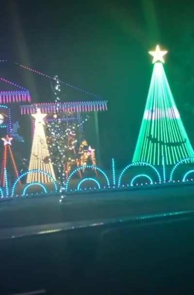 An arguing Christmas display