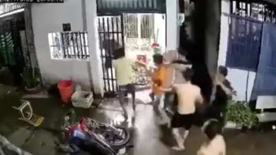 When neighbors rush to the rescue after stabber attacked a family