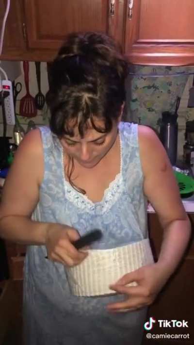 The way she holds that knife ?