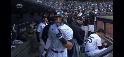 [Highlight] Aaron Judge kissing the interlocking NY