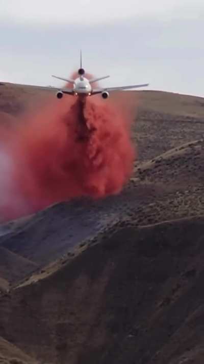 10 Tanker DC-10 dropping 85,000lbs of Phos-Chek retardant on the Wahluke Slope Fire