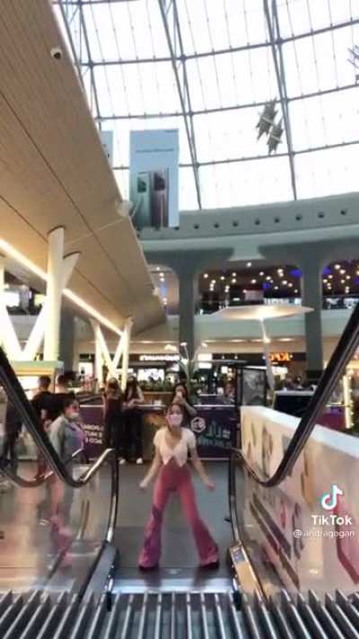 yeah just block the escalator entrance for a stupid tiktok dance