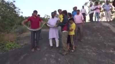 Let’s take a selfie with a big ass snake ?