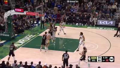 [Highlight] Giannis Antetokounmpo gropes Draymond Green while driving to the rim, Kuminga is called for the defensive foul while Curry was practicing the grope after the whistle