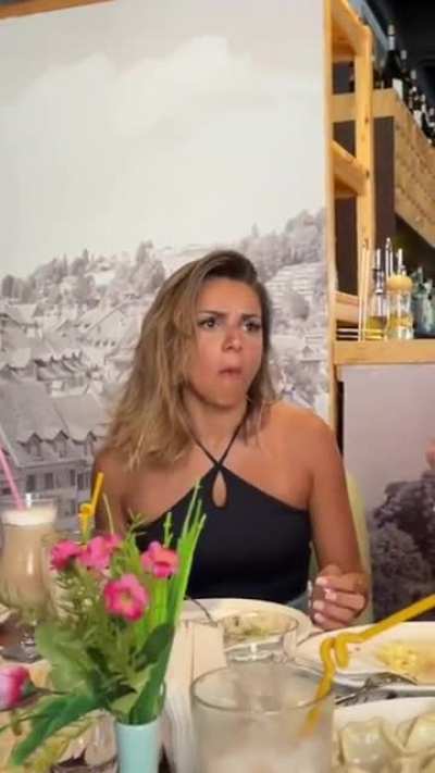 Waiter chooses who will pay the bill ?