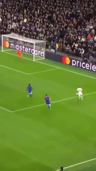 Ball boy quick thinking