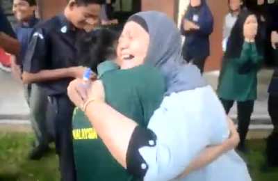 Teacher tries to break up a school fight