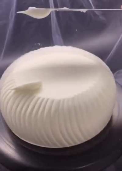 This is how you frost a cake!