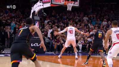 [Highlight] CP3 throws a pass in-between Zubac's legs for the Torrey Craig bucket!
