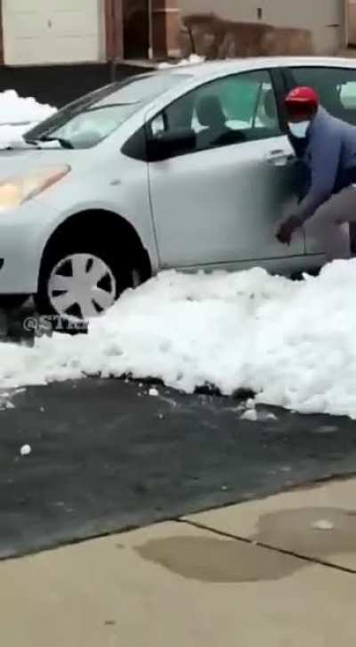 Porch pirate tries to escape and gets stuck