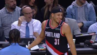 [Highlight] Seth Curry does the impossible and dunks the ball. Receives warm embrace from teammates, staff and family member
