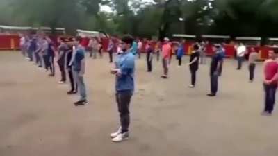 A teacher shows that a bull in a square full of people does not attack anyone if it is not threatened