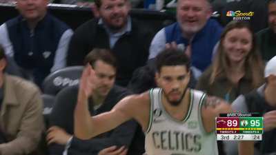 [Highlight] Jayson Tatum steals the pass and goes coast to coast for the filthy finish. He currently has 41 points in 30min