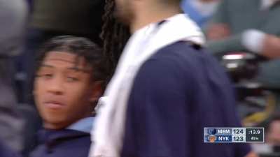 [Highlight] Ja Morant gets a clutch bucket among a crowd of Knicks players to go up 1