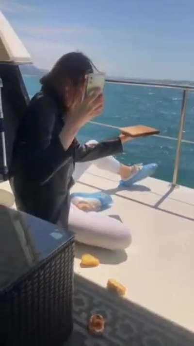 Trying to take pic of foodð