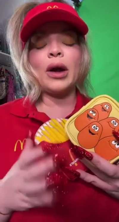Millionaire “influencer” likes to cosplay as low income food service workers ??‍♀️