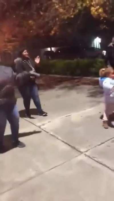 The way she moved away from the crowd when they tried to gather around her. Pure queen.?