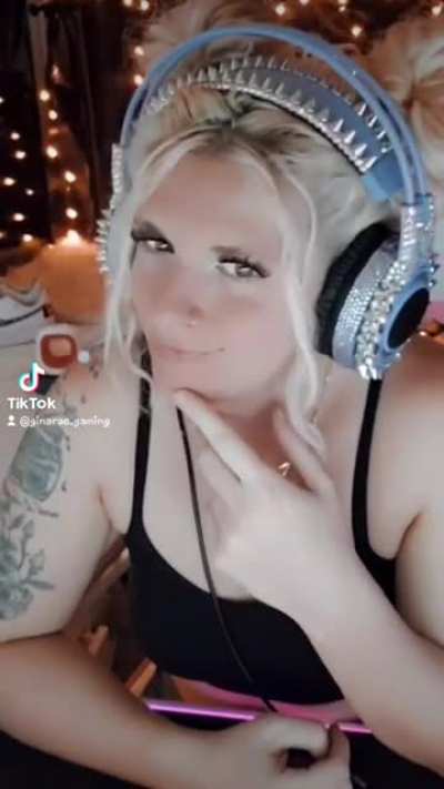Funny Christmas jokes Ginaraecosplay twitch clip Ginarae.gaming tiktok clip
