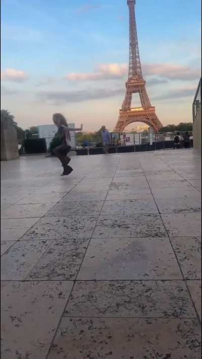 This dad gave his daughter a truly magical moment at the Eiffel Tower. He convinced his daughter that she was the one turning on the Eiffel Tower’s lights.