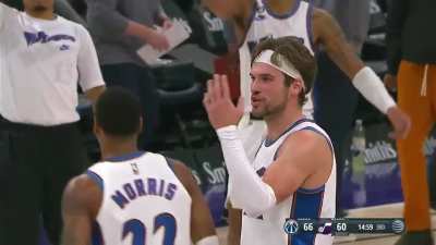 [Highlight] Corey Kispert does the chef's kiss after nailing the halfcourt buzzer beater