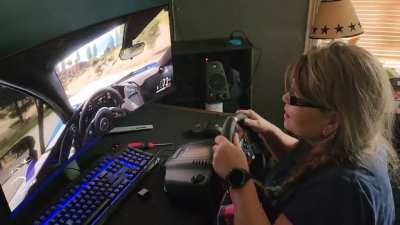 My mom tries a racing wheel for first time ?