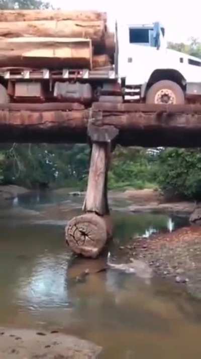 It is not correct to cross this bridge, even if the truck ?from the paperboard....!!!