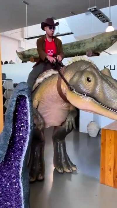 This dinosaur model with clever hidden mechanisms makes it look "alive"