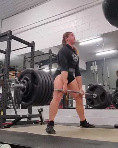 Woman deadlifts 520lbs (236kg) twice w/o wrist straps