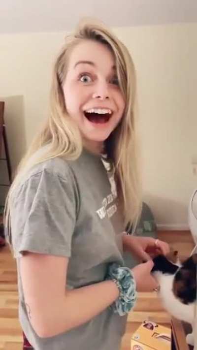 Her reaction is so quirky and genuine ?