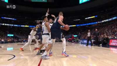 [Highlight] Nikola Jokic somehow makes a behind the back pass to Jeff Green in the paint crowded by Mavericks