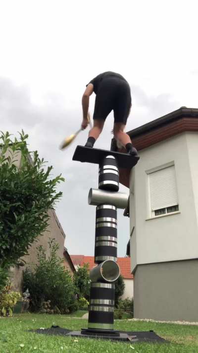 Rolla rolla performer Stefan Dvorak 's 9 stack 360° while juggling 3 clubs