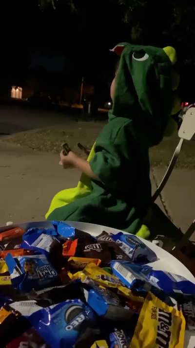Happy hoddoweeeen! "RAWR"