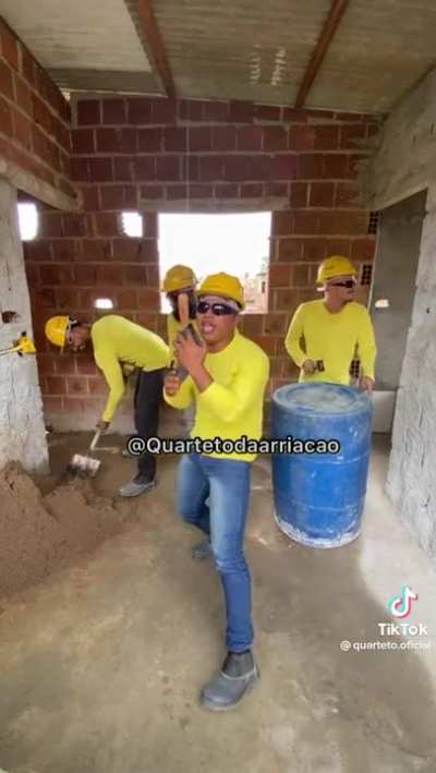 Brazilian bricklayers play 'Sweet Child O' Mine'