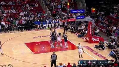 [Highlight] Amen Thompson fakes out Richaun Holmes for the easy layup