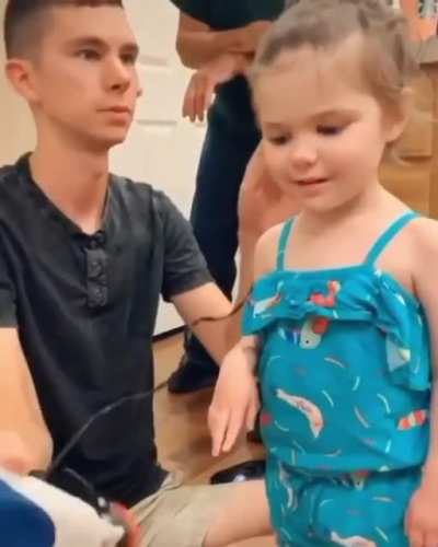 Jocelyn’s hair has been falling out in chunks because of chemotherapy. Her parents have spoken about how brave she has been. They decided to shave her head, and she still has that beautiful smile on that beautiful face. As the saying goes: “she may be sma