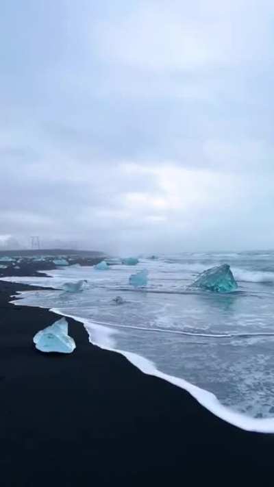 ? The black sands and mesmerising glaciers of Iceland’s Diamond Beach. (Credit : millesvoyages)