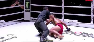 A thai fighter tries to taunt a 16 y.o fighter and wins a prize for it.