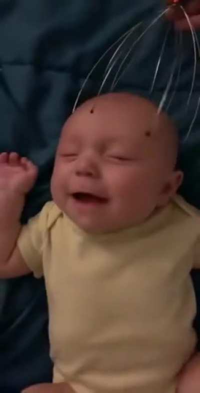 Calming a crying baby with a head scratcher