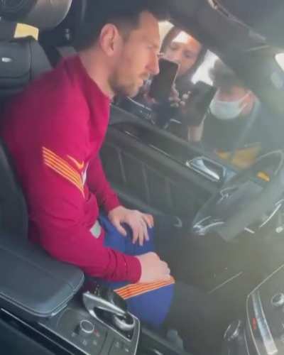 Man it sucks to be famous imo (Lionel Messi)