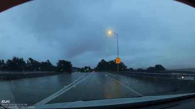 [EUKI M11] Speeding in the rain while approaching a sharp turn...