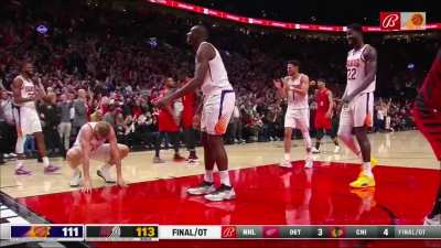 [Highlight] Ayton misses the free throw perfectly to give the Suns a chance, but Jock Landale just misses at the buzzer