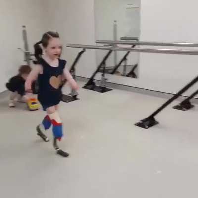 This incredible moment when little Mia discovers the pleasure of being able to walk with prostheses.