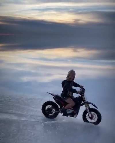 This is the 'Salar De Uyuni' in Bolivia and it acts like a giant mirror!