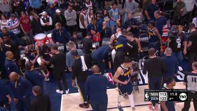 [Highlight] Coach Finch is livid as the refs fail to acknowledge his timeout request.