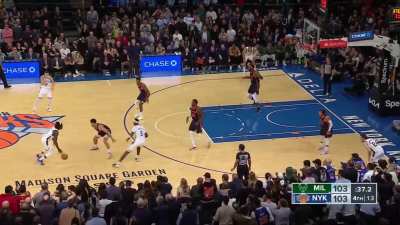 [Highlight] Grayson Allen hits the tough 3PT to give the Bucks a 3 point lead with 30s left in the 4Q