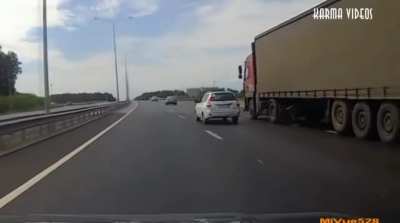 " This Lane Belongs To ME. " 😠