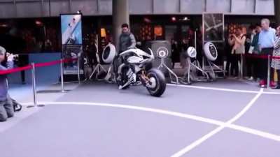 This self balancing bike uses AI system and haptic human machine interface, designed by Yamaha..